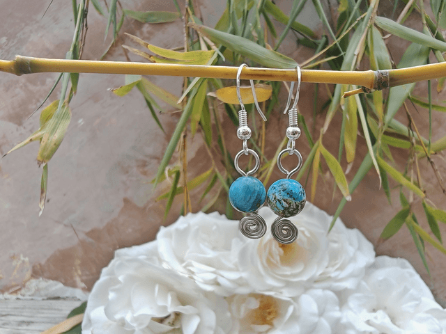 Spirales, boucles d'oreilles en opales bleue