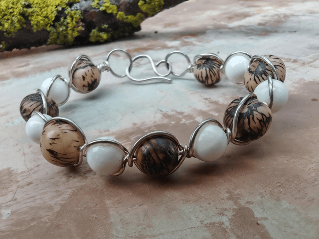 Bracelet antique graines d'acaï et coquilles de palourdes