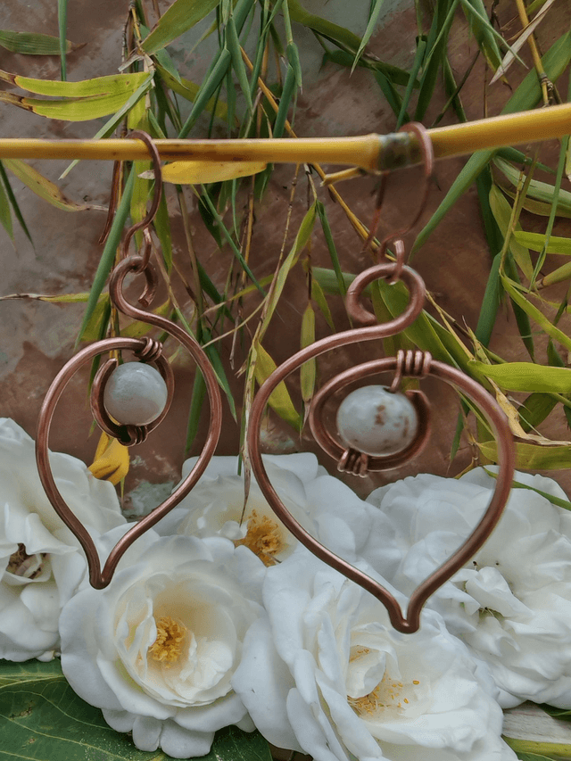 Expression du cœur – Boucles d’oreilles en cuivre nu et corail fossilisé