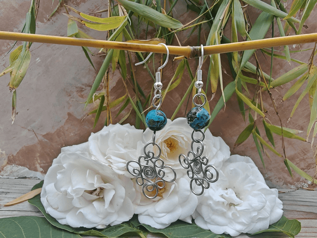 Fleur éternelle, boucles d'oreilles en opale bleue 