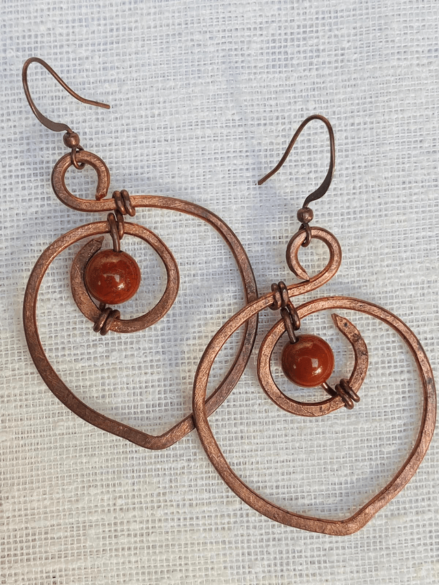 Expression du cœur – Boucles d’oreilles en cuivre nu et jaspe rouge