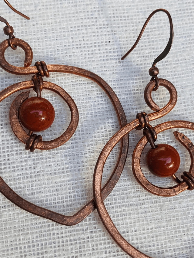 Expression du cœur – Boucles d’oreilles en cuivre nu et jaspe rouge