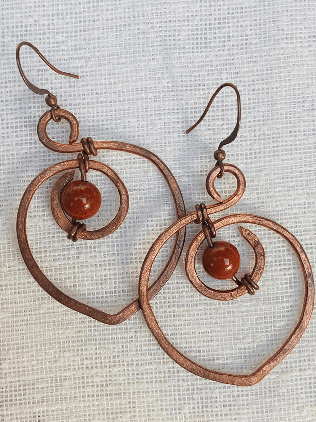 Expression du cœur – Boucles d’oreilles en cuivre nu et jaspe rouge